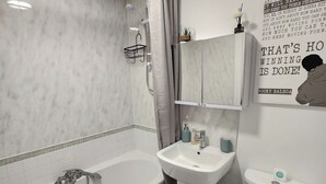 وحدات دش مع أحواض استحمام، حوض استحمام عميق، مجففات شعر، مناشف