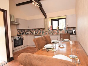 Oven, high chair, cookware/dishes/utensils - 2 Bed in Bideford (oc-infcb) (Westleigh)
