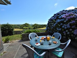 Outdoor dining - 2 Bed in Falmouth (oc-tvean) (Constantine)