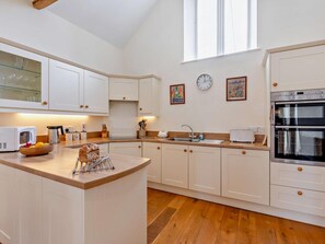 Oven, dishwasher, high chair, cookware/dishes/utensils - 2 Bed in Dulverton (oc-threb) (East Anstey)