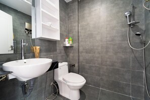 Regadera, secadora de cabello, bidet, toallas 
