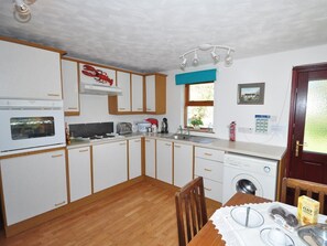 Microwave, oven, cookware/dishes/utensils - 1 Bed in Lairg (oc-su304) (Lochinver)