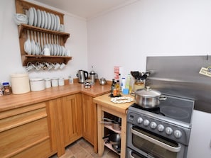Oven, high chair, cookware/dishes/utensils - 3 Bed in Lairg (oc-su303) (Baddidarach)