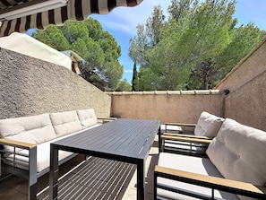 Outdoor dining - T2 Duplex with AC, terrace, parking - 4 guests (Saint-Cyr-sur-Mer)