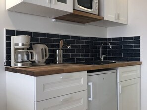 Wasserkocher mit Kaffee-/Teezubehör, Kühlschrank, Mikrowelle
