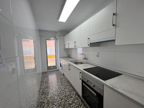 Wasserkocher mit Kaffee-/Teezubehör, Kühlschrank, Ofen