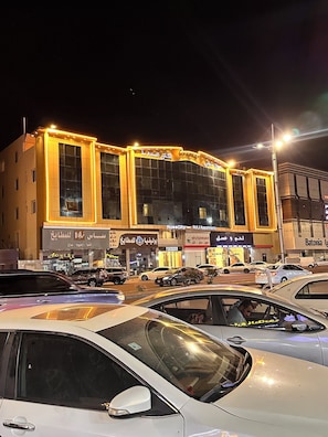 Free parking nearby - rose city (taif)