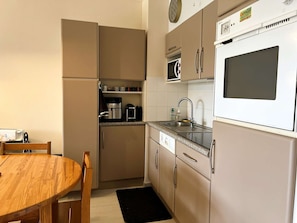 Wasserkocher mit Kaffee-/Teezubehör, Kühlschrank, Ofen, Herdplatte