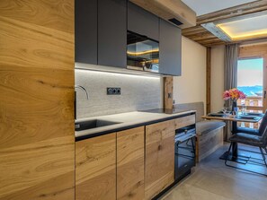 Wasserkocher mit Kaffee-/Teezubehör, Kühlschrank, Mikrowelle, Ofen