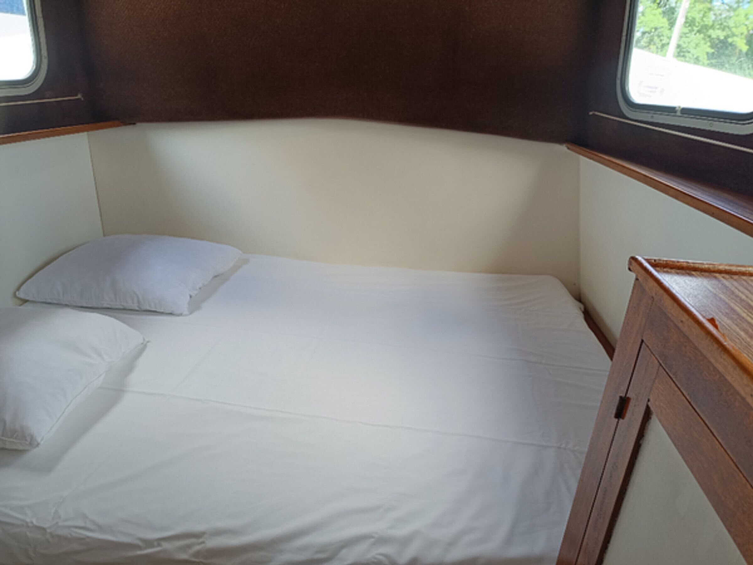 1 bedroom, bed sheets
