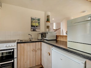 Oven, dishwasher, cookware/dishes/utensils - 1 Bed in Bridport (oc-cibar) (Whitchurch Canonicorum)