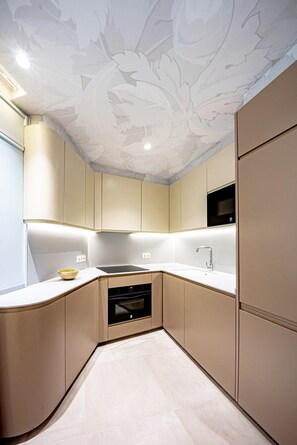 Wasserkocher mit Kaffee-/Teezubehör, Kühlschrank, Mikrowelle, Ofen