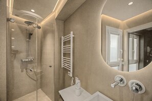 Shower, towels - Apartment 'Suite Plaza Conil' with Sea View, Wi-Fi and Air Conditioning (Conil de la Frontera)