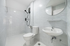 Bathroom - Arun Sa Wad - Chinatown Queen Room (Krung Thep Maha Nakhon)