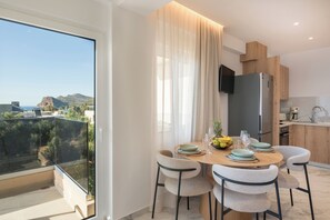 Sea View Maisonette, Spacious Roof Terrace | Speisen