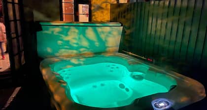 2 Bedroom House Sleeps 5 - Hot Tub - Pets Welcome