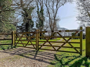 Property grounds - 3 Bed in Wymondham (oc-cbbn8) (Wymondham)