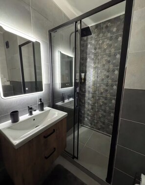 Hair dryer, towels, soap, toilet paper - Soothing studio in the heart of charming Prague perfect for travelers (Prague)