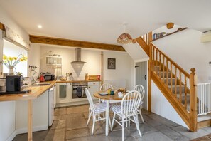 Oven, highchair, cookware/dishes/utensils - 1 Bed in Taunton (oc-bartc) (Monkton Heathfield)