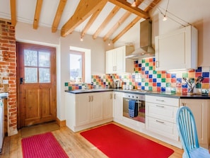 Oven, dishwasher, high chair, cookware/dishes/utensils - 3 Bed in Norwich (oc-owln8) (Corpusty)