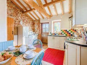 Oven, dishwasher, high chair, cookware/dishes/utensils - 3 Bed in Norwich (oc-owln8) (Corpusty)