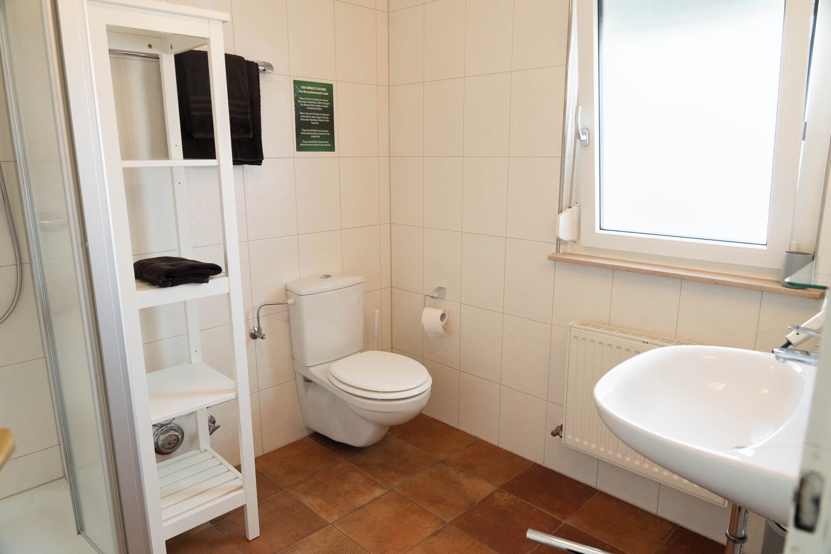 Dusj, hårføner, håndklær og såpe