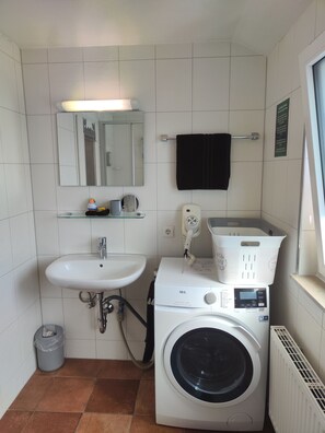 Dusche, Haartrockner, Handtücher, Seife
