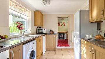 Oven, dishwasher, cookware/dishes/utensils