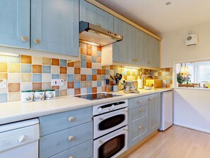 Oven, dishwasher, highchair, cookware/dishes/utensils - 2 Bed in Cromer (oc-26369) (Northrepps)