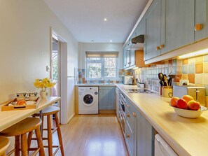 Oven, dishwasher, highchair, cookware/dishes/utensils - 2 Bed in Cromer (oc-26369) (Northrepps)
