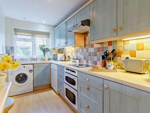 Oven, dishwasher, highchair, cookware/dishes/utensils - 2 Bed in Cromer (oc-26369) (Northrepps)