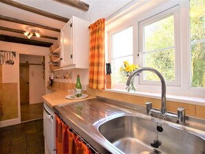 Oven, dishwasher, high chair, cookware/dishes/utensils - 2 Bed in Norwich (oc-bucn8) (Roughton)