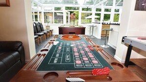 A roulette table in a conservatory with a view of the outside. - 10 Bed in Lampeter (oc-pontv) (Lampeter)