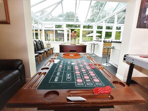A roulette table in a conservatory with a view of the outside. - 10 Bed in Lampeter (oc-pontv) (Lampeter)