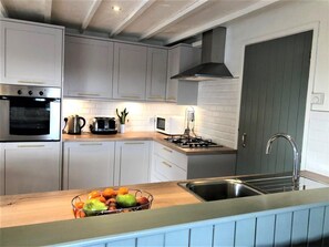 Oven, dishwasher, high chair, cookware/dishes/utensils - 3 Bed in Conwy (oc-typll) (Rowen)