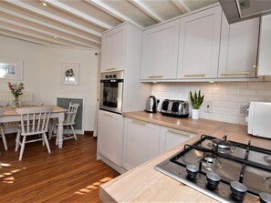 Oven, dishwasher, high chair, cookware/dishes/utensils - 3 Bed in Conwy (oc-typll) (Rowen)