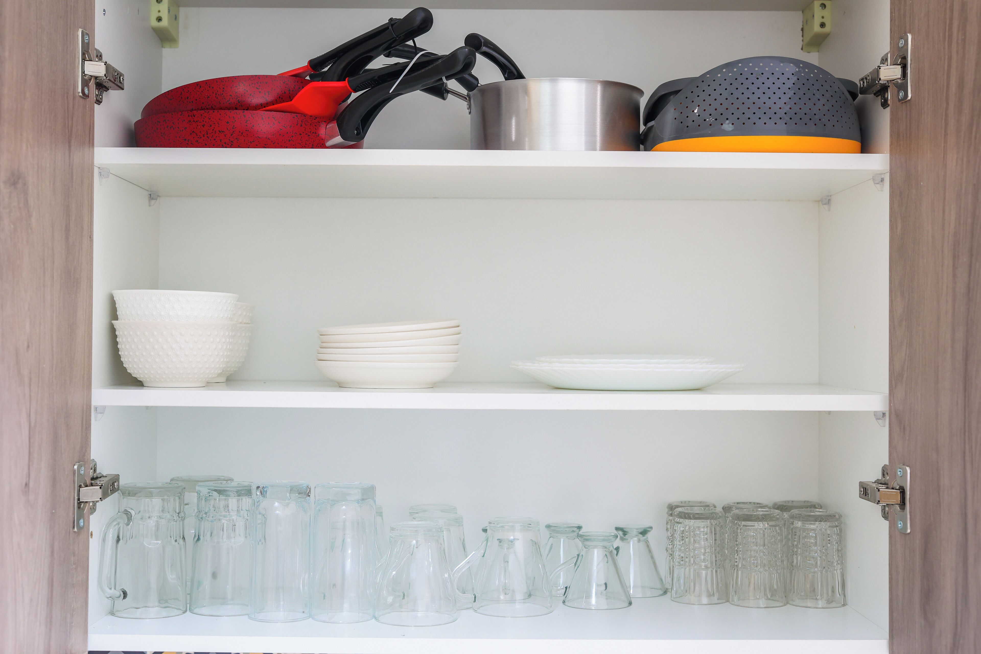 Un meuble de cuisine doté d’étagères où sont rangés les ustensiles et les accessoires de cuisine.