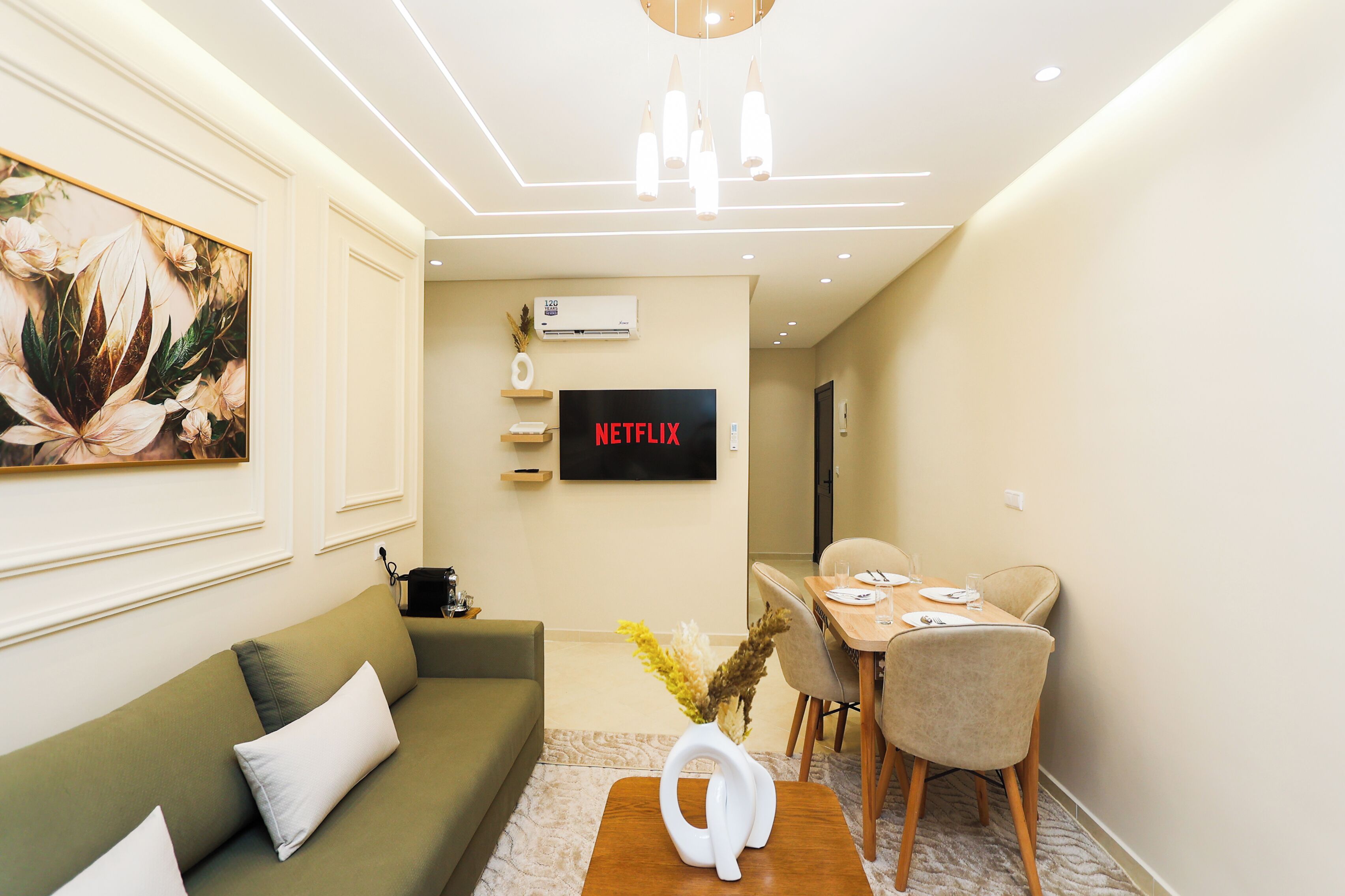 Căn hộ tiện nghi đơn giản | Khu phòng khách | Smart TV 50-inch có truyền hình cáp 