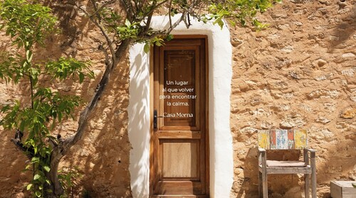 Casa Morna, cozy. A calm, natural rhythm amid gardens, a pool, and sunshine.