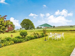 Outdoor dining - 2 Bed in Diss (oc-oxbar) (Market Weston)