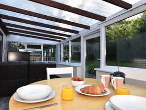 Outdoor dining - 1 Bed in Holsworthy (oc-wscot) (Pancrasweek)