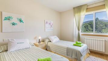 3 slaapkamers, een strijkplank/strijkijzer, wifi, beddengoed
