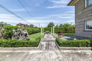 Property grounds - Holiday Home 'Os Cabaleiros' with Mountain View, Private Terrace and Wi-Fi (Carballeira)