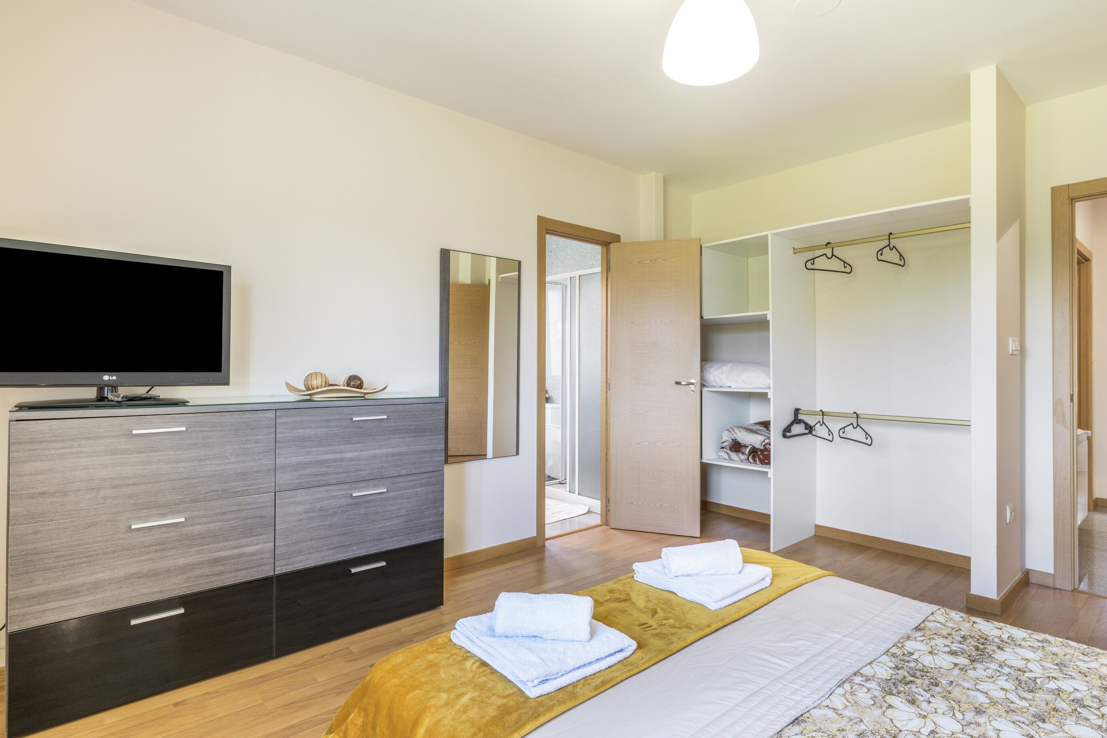 3 dormitorios, tabla de planchar con plancha, wifi y ropa de cama