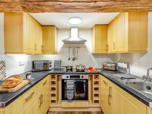 Oven, cookware/dishes/utensils - 3 Bed in Bridgnorth (oc-thfis) (Shrewsbury)