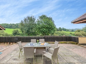 Outdoor dining - 3 Bed in Bridgnorth (oc-thfis) (Shrewsbury)
