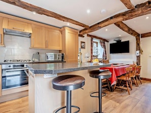 Oven, dishwasher, cookware/dishes/utensils - 4 Bed in Bridgnorth (oc-oship) (Shrewsbury)