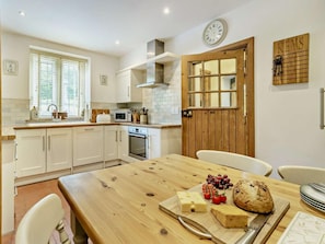 Dishwasher, cookware/dishes/utensils - 3 Bed in Rhayader (oc-valle) (Elan Village)