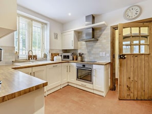 Dishwasher, cookware/dishes/utensils - 3 Bed in Rhayader (oc-valle) (Elan Village)