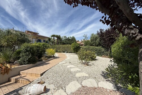 P099 – Porto Recanati, elegant a villa with a garden.